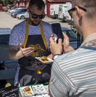 Fotogaléria Gastromenu.sk Michal Konrád si fotí jedlo od Martina Záhumenského